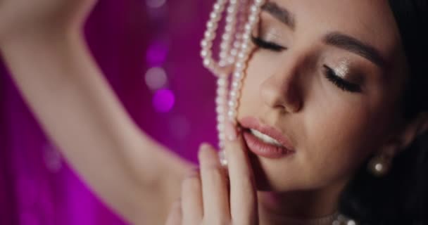 Zbliżenie Zdjęcia Zmysłowej Atrakcyjnej Młodej Kobiety Trzymającej Perłowy Naszyjnik — Wideo stockowe