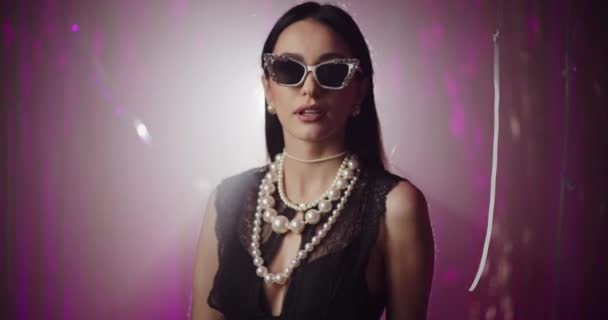 Приваблива Модна Молода Жінка Перлових Прикрасах Модних Сонцезахисних Окулярах Перед — стокове відео