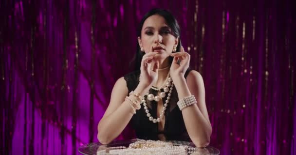 Jolie Jeune Femme Séduisante Avec Des Bijoux Perles Assis Table — Video