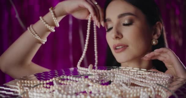 Closeup Shot Seductive Young Woman Pearl Necklace Leaning Glass Table — Stock Video