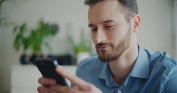 Замкнений Знімок Усміхненого Молодого Бізнесмена Який Спілкується Через Мобільний Телефон — стокове відео