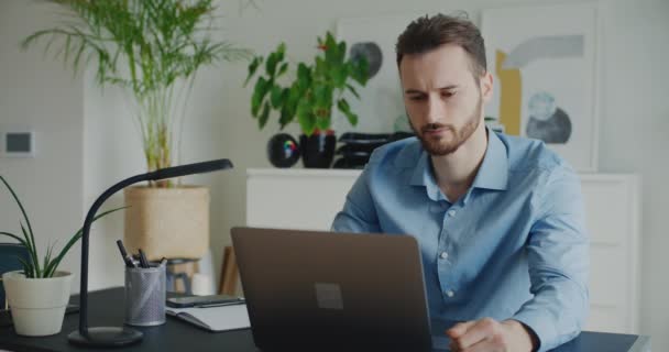 Αγχωμένος Νέος Επιχειρηματίας Κλείνει Laptop Ενώ Κάθεται Στο Γραφείο Στο — Αρχείο Βίντεο