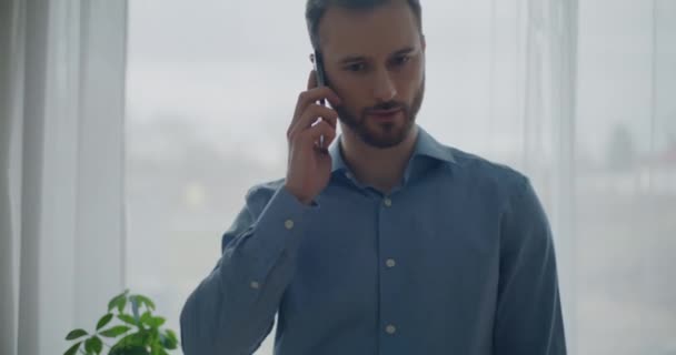 Magabiztos Szakállas Fiatal Jóképű Üzletember Aki Mobiltelefonos Ügyintézési Stratégiáról Beszél — Stock videók