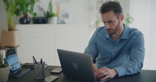 Yakışıklı Genç Işadamının Şirket Ofisinde Çalışırken Dizüstü Bilgisayar Kullanırken Çekilen — Stok video