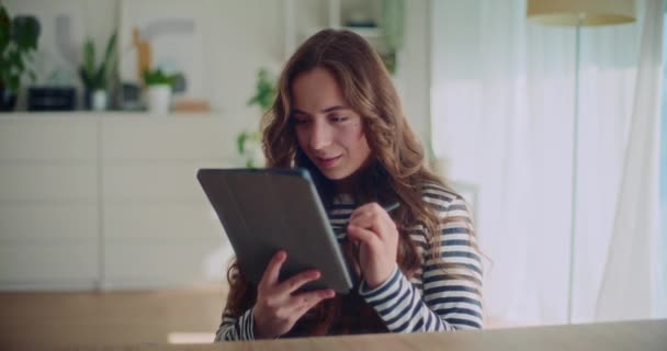 집에서 거실에 앉아있는 디지털 태블릿을 여자의 — 비디오