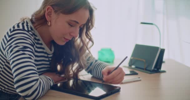 Jovem Atraente Confiante Usando Estilete Para Escrever Tablet Digital Enquanto — Vídeo de Stock