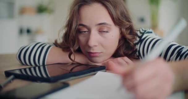 Cantik Muda Lelah Perempuan Berambut Cokelat Bersandar Saat Menulis Atas — Stok Video