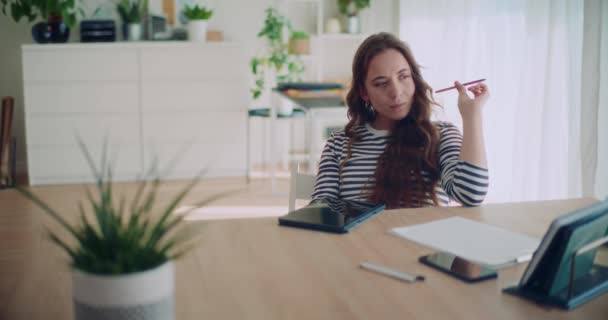Linda Jovem Morena Contemplando Enquanto Senta Com Caneta Tablet Digital — Vídeo de Stock
