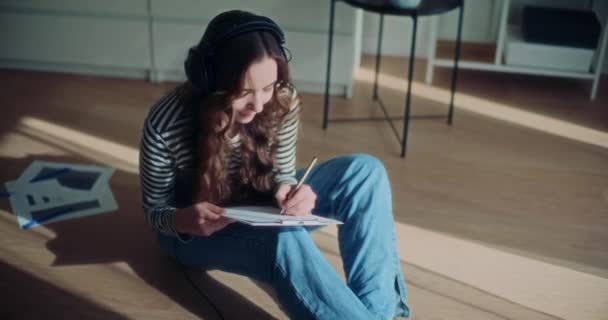 Fiatal Barna Élvezi Zenét Fejhallgatón Keresztül Miközben Rajzol Írótáblán Otthon — Stock videók