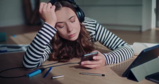 Ung Vacker Kvinna Surfar Internet Smartphone Medan Ljuger Och Lyssna — Stockvideo