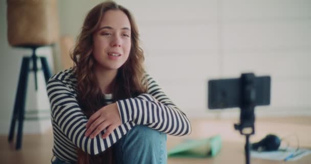 Hermosa Joven Creadora Contenido Femenino Grabándose Hablando Delante Teléfono Inteligente — Vídeo de stock