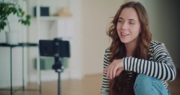 Aantrekkelijke Jonge Vrouwelijke Brunette Influencer Doen Vlogging Mobiele Telefoon Woonkamer — Stockvideo