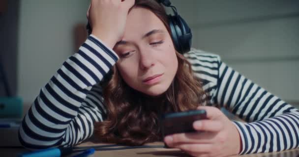 Mujer Triste Solitaria Escuchando Música Mientras Usa Teléfono Móvil Sala — Vídeos de Stock