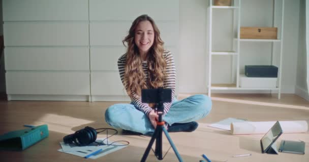 Ευτυχισμένη Όμορφη Νεαρή Γυναίκα Κάθεται Σταυροπόδι Ενώ Vlogging Μπροστά Από — Αρχείο Βίντεο