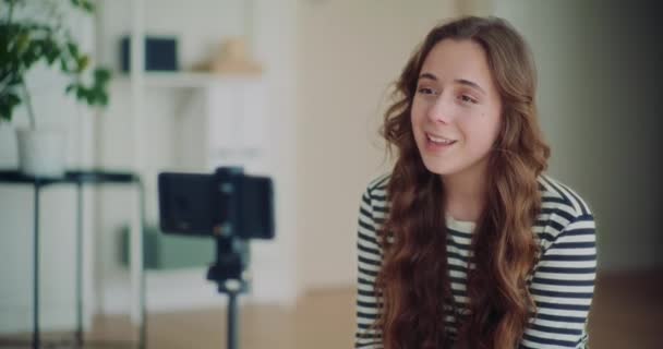 Jonge Mooie Vrouwelijke Influencer Doen Live Uitzendingen Smartphone Statief Woonkamer — Stockvideo