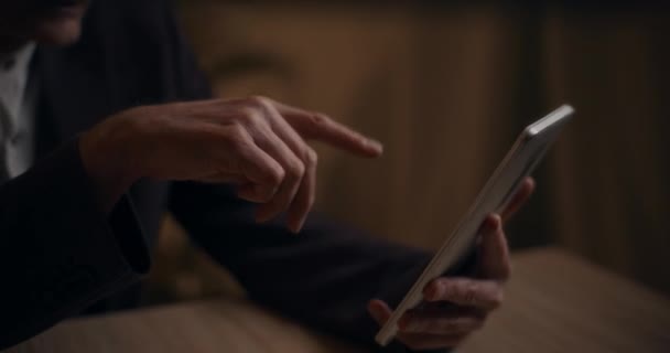 Foto Close Empresário Idoso Discutindo Durante Videoconferência Tablet Enquanto Trabalhava — Vídeo de Stock
