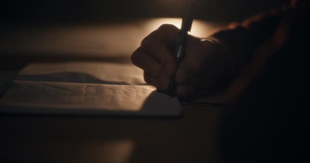 高级商人在办公室深夜工作时用笔记本在办公桌前书写的特写镜头 — 图库视频影像