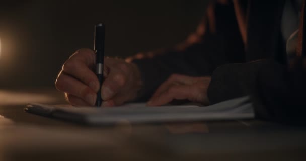 Adamının Gece Geç Saatlere Kadar Ofiste Çalışırken Defterine Yazdığı Yakın — Stok video