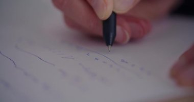 Ofiste kağıt üzerinde kıdemli erkek girişimci yazım stratejisinin kapanışı