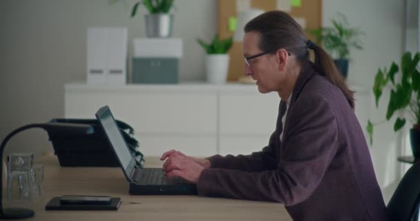 Замкнений Знімок Старшого Чоловіка Підприємця Який Друкує Ноутбуці Столом Корпоративному — стокове відео