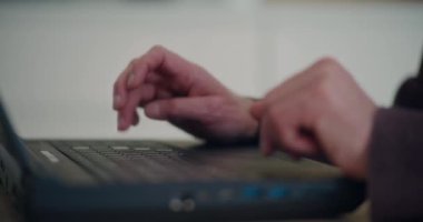 Üst düzey girişimcilerin şirket ofisinde çalışırken dizüstü bilgisayarda klavye kullanırken çekilmiş kareleri.