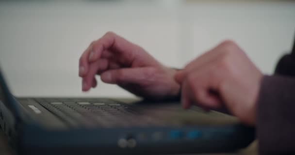Låsning Skott Senior Manliga Entreprenörer Händer Skriva Laptop Tangentbord När — Stockvideo