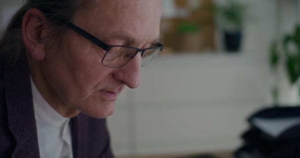 Üst Düzey Adamı Şirket Ofisinde Gözlük Ayarlarken Beyin Fırtınası Stratejisi — Stok video