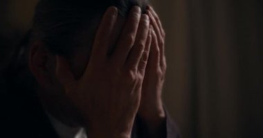 Endişeli üst düzey yöneticinin yakın plan resmi. Başı gece geç saatlere kadar ofiste çalışıyor.