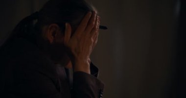 Ofiste geç saatlere kadar çalışırken düşünen endişeli kıdemli erkek yöneticinin yan görüntüsü