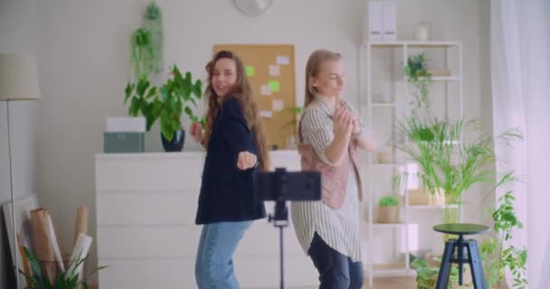 Grabación Cámara Lenta Jóvenes Influencers Felices Grabando Video Baile Juntos — Vídeo de stock