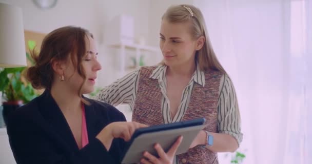 年轻女商人通过数字平板电脑向同事解释策略 — 图库视频影像