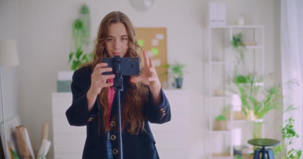 Fotografía Cámara Lenta Una Hermosa Joven Influencer Ajustando Teléfono Inteligente — Vídeo de stock