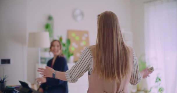 金发女商人在公司办公室见面前走向女同事和拥抱的慢镜头 — 图库视频影像