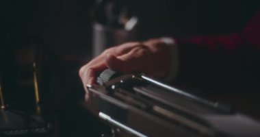 Üst düzey bir adam, klasik daktiloyla daktilo yazıyor. Evinin sessizliğinde, gece gökyüzünün altında derin bir tefekkür içinde kitabını yazıyor.