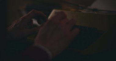 Üst düzey bir adam, klasik daktiloyla daktilo yazıyor. Evinin sessizliğinde, gece gökyüzünün altında derin bir tefekkür içinde kitabını yazıyor.