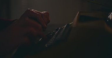 Üst düzey bir adam, klasik daktiloyla daktilo yazıyor. Evinin sessizliğinde, gece gökyüzünün altında derin bir tefekkür içinde kitabını yazıyor.