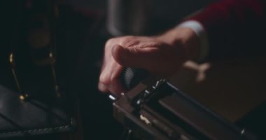 Üst düzey bir adam, klasik daktiloyla daktilo yazıyor. Evinin sessizliğinde, gece gökyüzünün altında derin bir tefekkür içinde kitabını yazıyor.