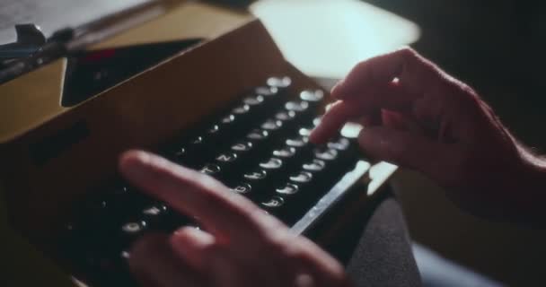 Hombre Mayor Escribiendo Máquina Escribir Vintage Elaborando Pensativamente Libro Tranquilidad — Vídeos de Stock