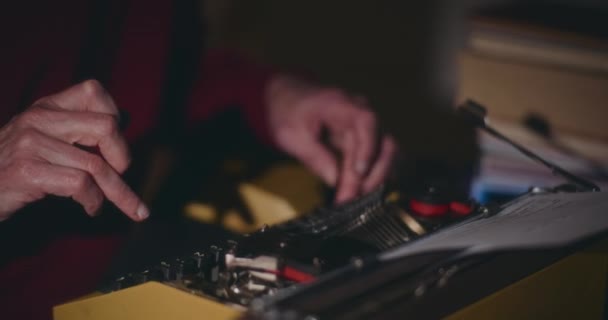 Älterer Mann Tippt Auf Alter Schreibmaschine Bastelt Der Stille Seines — Stockvideo