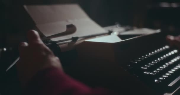 Vanhempi Mies Kirjoittaa Vintage Kirjoituskoneen Pensively Muotoiluun Kirjansa Hiljaisuudessa Kotinsa — kuvapankkivideo