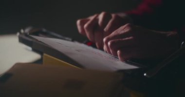Üst düzey bir adam, klasik daktiloyla daktilo yazıyor. Evinin sessizliğinde, gece gökyüzünün altında derin bir tefekkür içinde kitabını yazıyor.