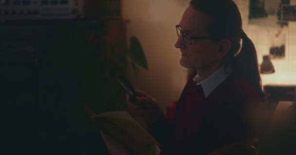 Oudere Man Ondergedompeld Nachtelijk Lezen Gefascineerd Door Een Boek Onder — Stockvideo