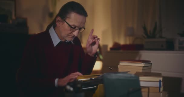 Senior Άνθρωπος Δακτυλογράφηση Vintage Γραφομηχανή Penently Χειροτεχνία Βιβλίο Του Στην — Αρχείο Βίντεο