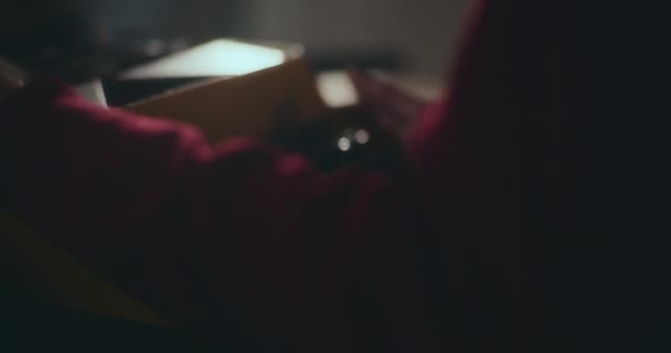 Üst Düzey Bir Adam Klasik Daktiloyla Daktilo Yazıyor Evinin Sessizliğinde — Stok video