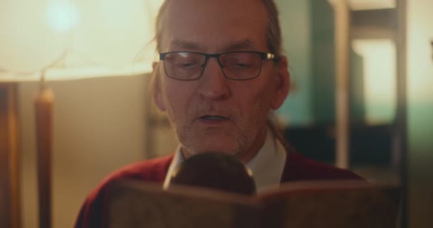 Homme Âgé Plongé Dans Lecture Nocturne Captivé Par Livre Sous — Video