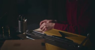 Üst düzey bir adam, klasik daktiloyla daktilo yazıyor. Evinin sessizliğinde, gece gökyüzünün altında derin bir tefekkür içinde kitabını yazıyor.