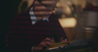 Üst düzey bir adam, klasik daktiloyla daktilo yazıyor. Evinin sessizliğinde, gece gökyüzünün altında derin bir tefekkür içinde kitabını yazıyor.