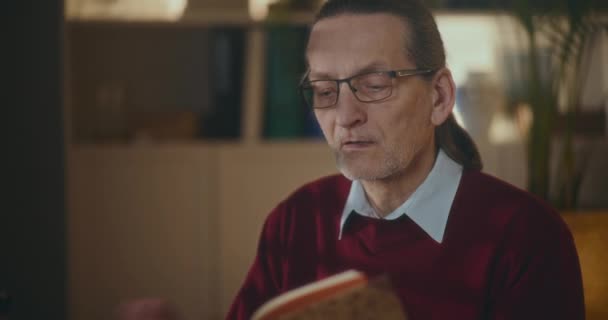 Starší Pán Ponořen Nočního Čtení Uchvácen Knihou Pod Měkkým Tlumeným — Stock video