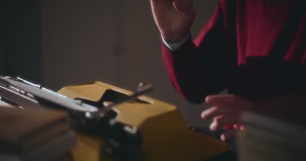Homme Âgé Tapant Sur Une Machine Écrire Vintage Confectionnant Pensivement — Video