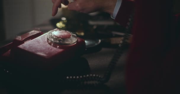 Пожилой Джентльмен Вступает Ностальгический Разговор Старинному Телефону Тихой Атмосферой Ночи — стоковое видео